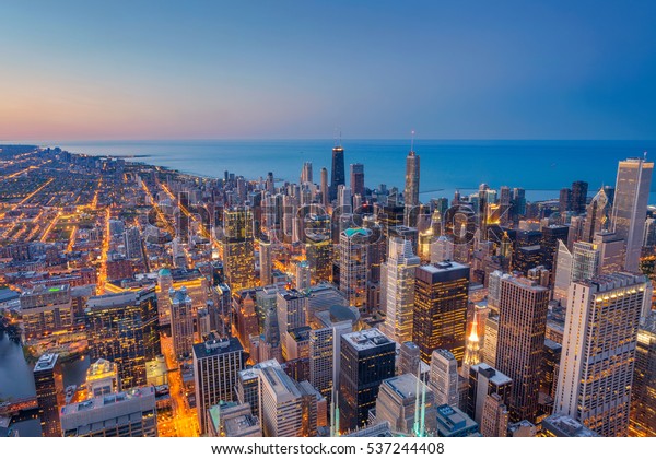 シカゴ 夕暮れの青い時間にシカゴの街並みの画像 の写真素材 今すぐ編集