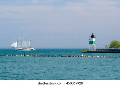 Chicago Harbor Southeast Guidewall Lighthouse, Lake Michigan, Chicago, IL, USA