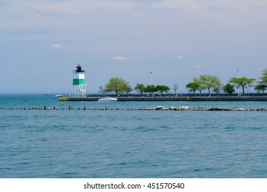 Chicago Harbor Southeast Guidewall Lighthouse, Lake Michigan, Chicago, IL, USA