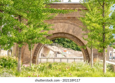 Chicago, IL - July 17, 2021: The Famous Landkark, Chicago Stock Exchange Arch, By Architects Louis Sullivan And Dankmar Adler, Now Residing In A Garden At The Art Institute.