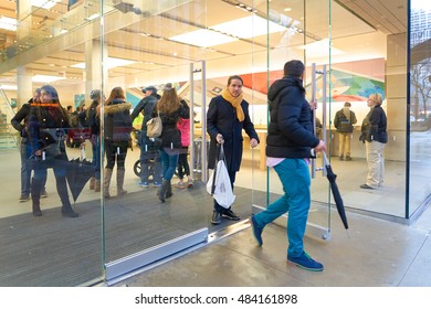 CHICAGO, IL - 24 DE MARZO DE 2016: entrada de la tienda Apple. Apple Store es una cadena de tiendas minoristas propiedad y operada por Apple Inc., que se ocupa de computadoras y electrónica de consumo.
