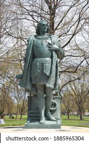 Chicago, IL May 17, 2020, Christopher Columbus Statue In Arrigo Victor Park