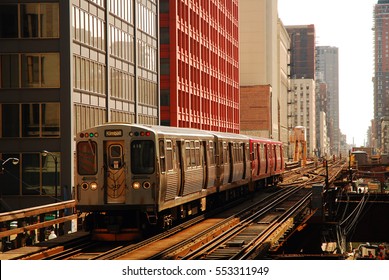 Chicago, IL, USA April 8 An El Train In Chicago Pulls Into A Station In The Loop