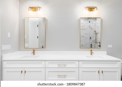 CHICAGO, IL, USA - DECEMBER 29, 2019: A Luxurious, White Master Bathroom With Gold Hardware And Faucets.