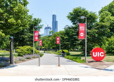 CHICAGO, IL, USA - JUNE 3, 2021: A Path Through A Park On The University Of Illinois At Chicago Campus Looking Towards The Willis Tower.