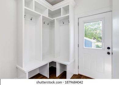 CHICAGO, IL, USA - JUNE 6, 2020: The Foyer Or Mud Room Of A Renovated With Home With A White Bench And Coat Rack.