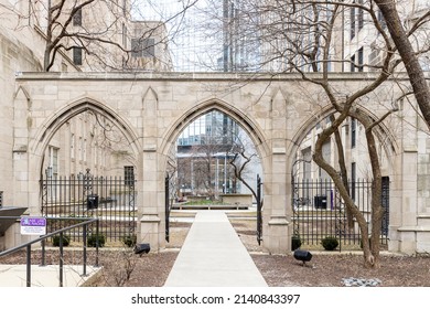 CHICAGO, IL, USA - MARCH 29, 2022: An Arched Walkway On The Northwestern University Campus In Downtown Chicago.