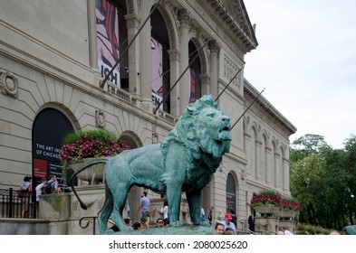 Chicago Illinois USA August 12 2012; A Pair Of Large Lions Guard The Outside Of The Main Entrance Of The Chicago Art Institute.