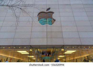 CHICAGO, ILLINOIS, USA - DECEMBER 29, 2016: Michigan Avenue Apple Store Exterior In Chicago On December 29 2016.