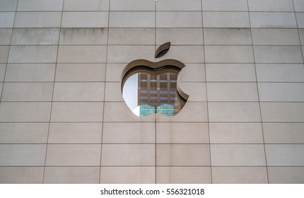 CHICAGO, ILLINOIS, USA - DECEMBER 29, 2016: Michigan Avenue Apple Store Exterior In Chicago On December 29 2016.