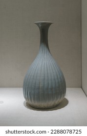 Chicago, Illinois, USA - October 21, 2014: Interior and close-up of Goryeo Dynasty carafe celadon with the shape of bamboo pattern at Chicago Art Museum
 Redaktionelt stock-foto