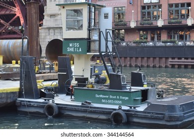 CHICAGO, ILLINOIS/USA â??OCTOBER 14, 2015: River Tug Boat Captain Positions Construction Barge On October 14, 2015 In Chicago Loop