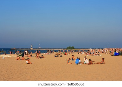 CHICAGO - JUL 29: Unidentified People At Beach On Lake Michigan During Summer In Chicago, Illinois, USA On July 29, 2008.