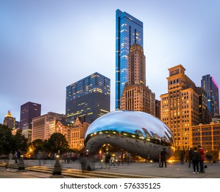 Chicago, MI/USA October 10, 2016: Famous Cloud Gate Sculpture In Chicago Millenium Park