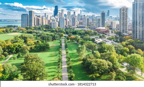 Chicagon siluetti ilmadrone näkymä ylhäältä, Michigan-järvi ja Chicagon keskustan pilvenpiirtäjien kaupunkikuvan linnunäkymä puistosta, Illinois, USA
