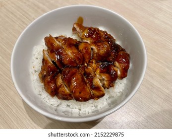 Chicken blackpepper with rice on bowl served in japanese restaurant