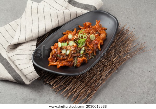 Chicken feet stir-fried with red pepper\
powder, red pepper paste, and various seasonings on chicken feet\
that have been trimmed to be easy to\
eat.
