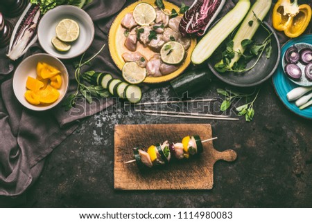 Foto Bild Hähnchenspieße mit Zucchini und Paprika zubereiten