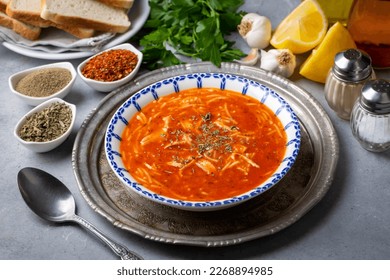 Sopa de fideos de pollo con tomate. Nombre turco; Domatesli tavuklu sehriye corbasi