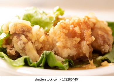 中華料理のFried Chicken with Sweet and Sour Sauce。白背景。横撮影
