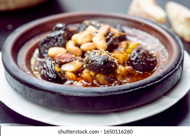 الطبخ المغربي Chicken-tajine-plums-almonds-sesame-260nw-1650116260