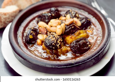 الطبخ المغربي الطحين المغربي Chicken-tajine-plums-almonds-sesame-260nw-1650116263