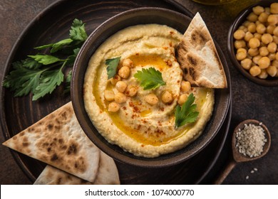 Kichererbsen-Hummus mit Olivenöl und geräuchertem Paprika, selektiver Fokus