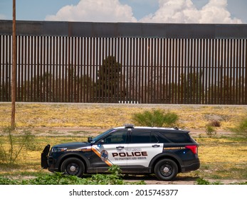 Juárez, Chihuahua, Mexico, 07-26-2021 Border Patrol and El Paso Texas police guard the body of a man who was found dead inside the Rio Grande.