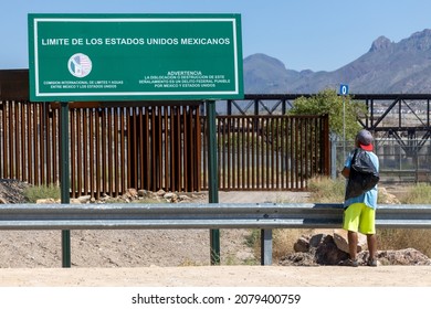 Juárez, Chihuahua, Mexico, 08-28-2021 A migrant reads the sign that indicates the location of the border between Mexico and the United States.