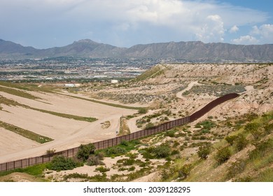 Juárez, Chihuahua, Mexico 09-05-2021 In A Large Extension Of The United States, The Border Is Divided By A Wall That Divides The Two Countries, Preventing The Illegal Entry Of People