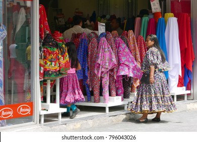 Chihuahua/Mexiko - Sept 9, 2017: Indingenous mother and child shopping for fabrics