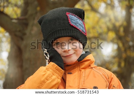 Child in autumn Park.