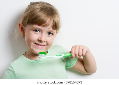 Child Brushing Her Teeth Morning Stock Photo 598154093 | Shutterstock