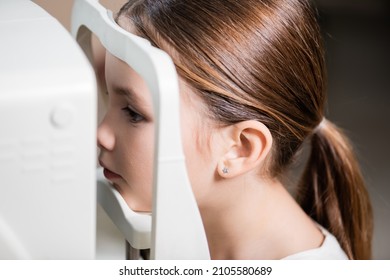 child checking eyesight on blurred vision screener
