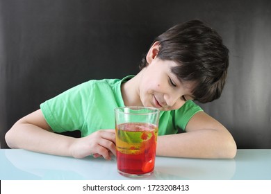 Kind, das ein Experiment durchführt, eine Lavalampe mit Wasser, Öl, Farbstoff und Brausetablette