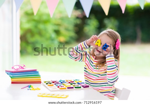 Nino Haciendo Deberes Para La Escuela Foto De Stock Editar Ahora