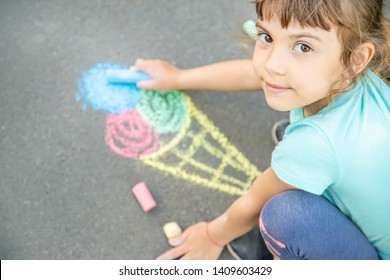 Child draws ice cream