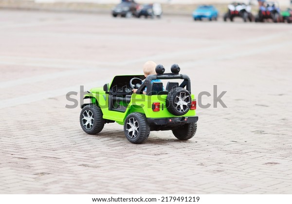 child driver\
electric car attraction SUV\
small