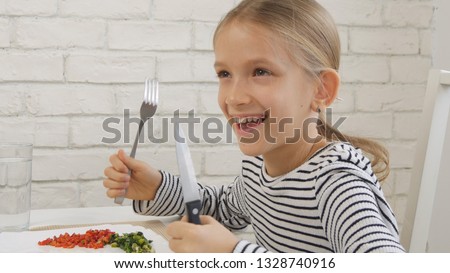 Similar – Foto Bild Kind Mädchen hilft Mama, frisches Gemüse zu kochen und zu schneiden.