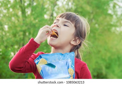 7,068 Kids Eating Chips Images, Stock Photos & Vectors | Shutterstock