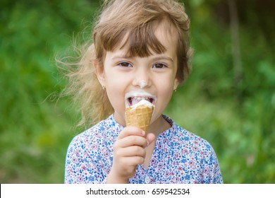 2,476 Kids eating ice cream sundae Images, Stock Photos & Vectors ...