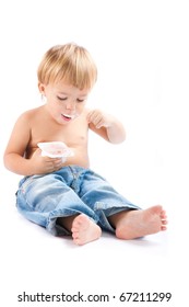 Child eats yoghurt