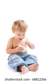 Child eats yoghurt