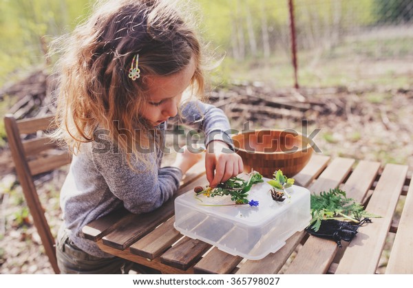 Дети изучают природу фото