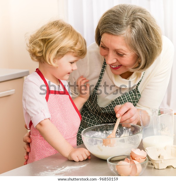 おばあさんとおばあさんがケーキをかき混ぜる の写真素材 今すぐ編集