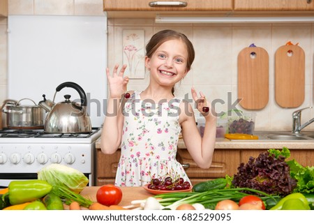 Similar – Foto Bild Kind Mädchen hilft Mama, frisches Gemüse zu kochen und zu schneiden.