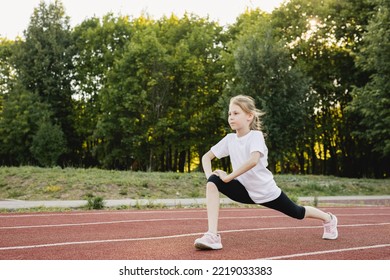 Beautiful young athletic african american woman in sportswear holding a yoga  mat and a bottle of water outdoors in the park at sunrise Stock Photo -  Alamy