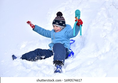  Niño para divertirse en invierno al aire libre. Niño divertido en la nieve. Unas vacaciones de invierno. Un chico se desliza por las colinas.