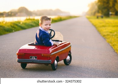 child learns to drive the car