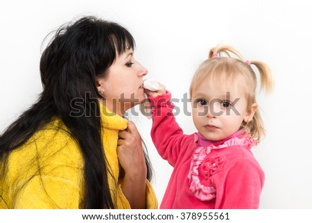 The child, a little girl my mother wiping the face with a napkin, raising children, caring for relatives, care and treatment, the symptoms of colds, influenza, allergies.